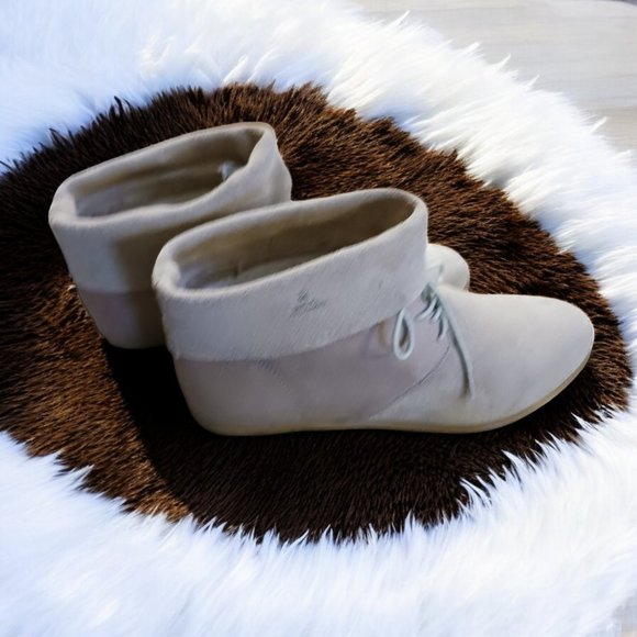 Heidi Klum Women's Dorothy Taupe Suede Lace Up Ankle Boots Booties Size 7.5 NWOT - Picture 3 of 13